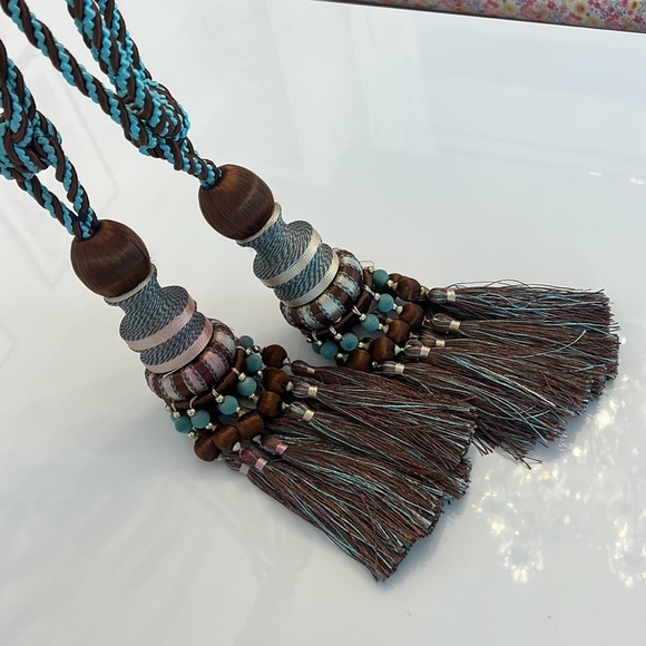 SET OF 2 DRAPE TIES WITH TASSELS - Picture 5 of 17